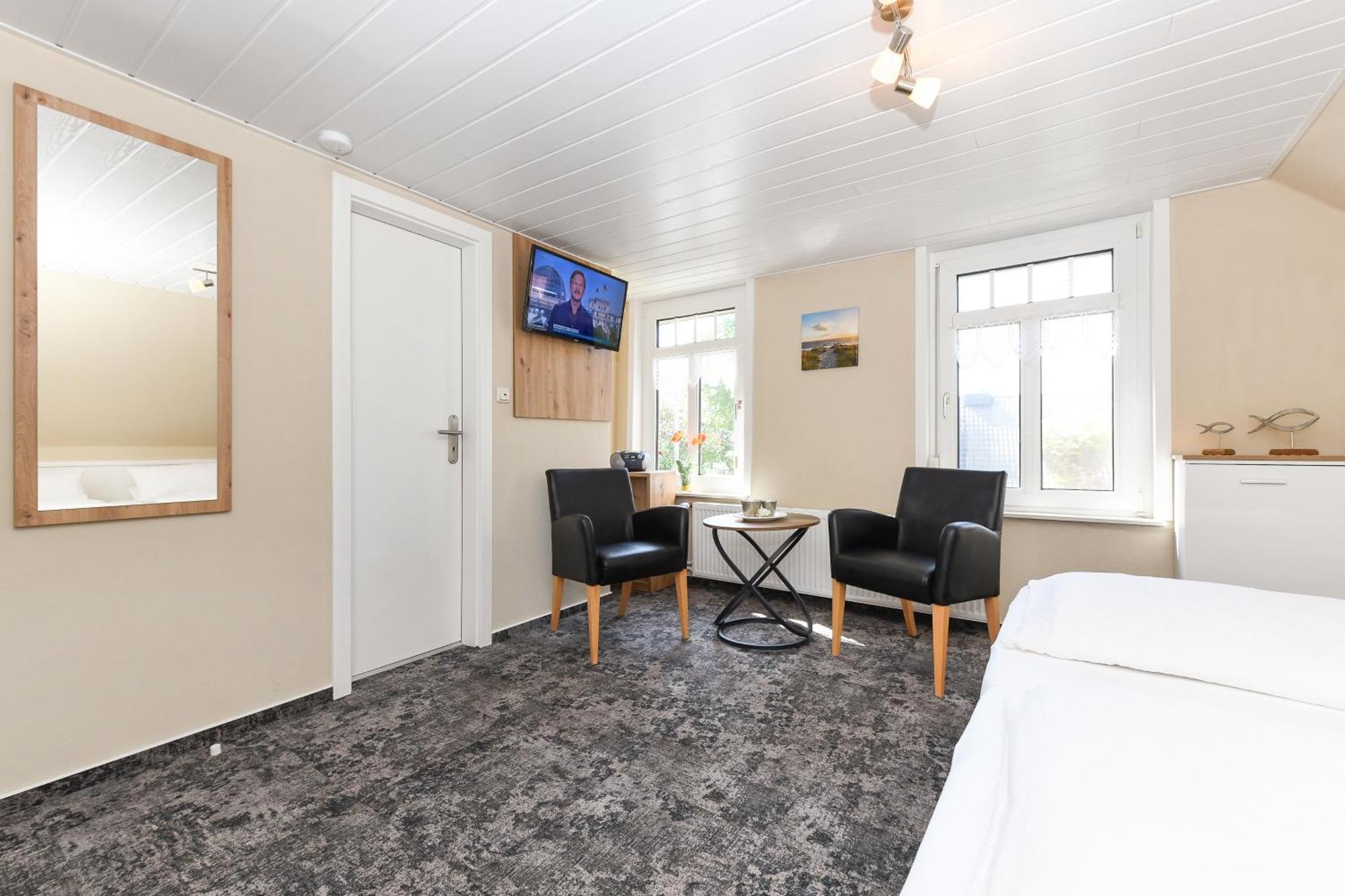 Pension Burggaststaette Heyken Neuharlingersiel Exterior photo